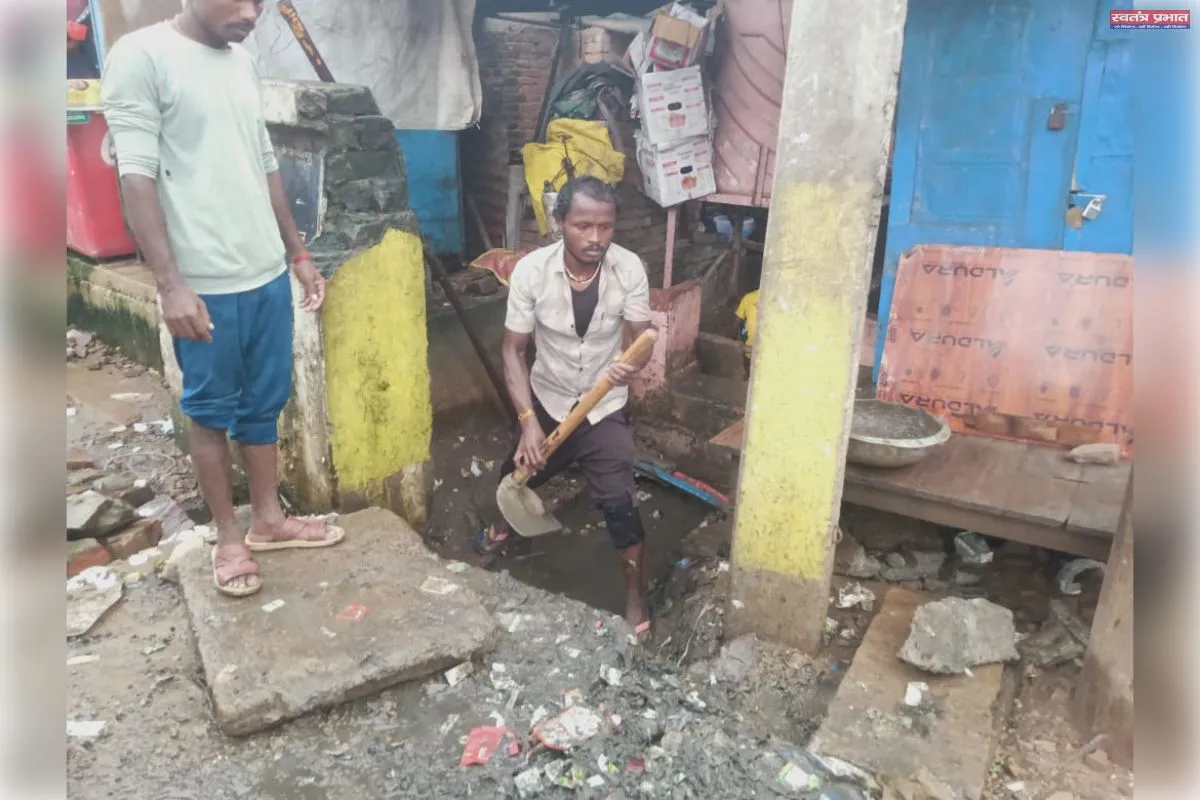ड्रमंडगंज में जलभराव से ग्रामीण परेशान, जाम नालियों की सफाई के लिए लोगों को खर्च करना पड़ रहा अपना पैसा