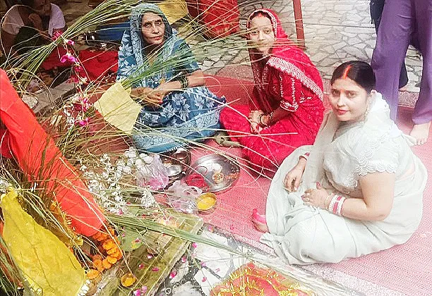 संतानों की दीर्घायु और सुख-समृद्धि के लिए महिलाओं ने रखा हल छठ व्रत