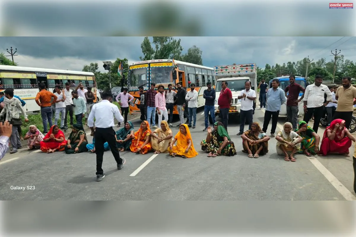 सड़क न बनने पर तो ग्रामीणों ने हाईवे पर लगाया जाम