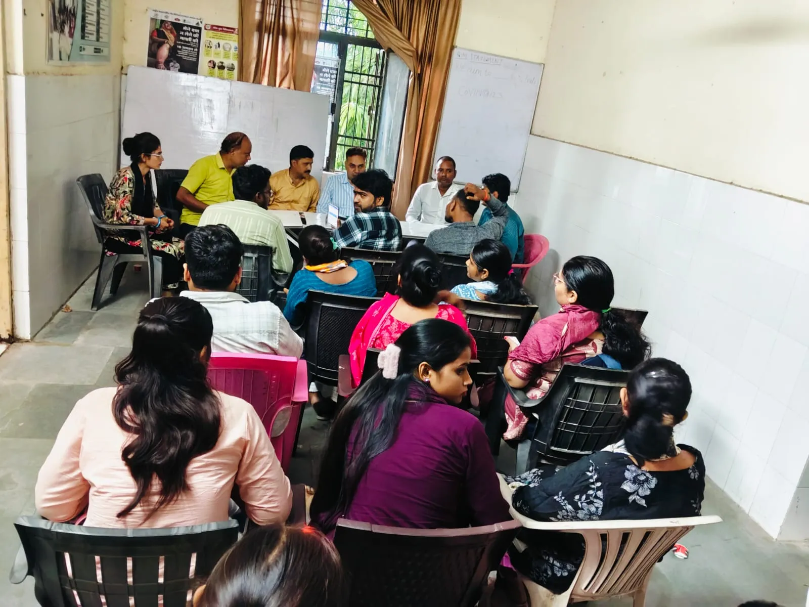 प्रभारी चिकित्साधिकारी डॉ अभय कुमार सिंह के अध्यक्षता में सीएचसी हर्रैया सभागार में सीएचओ की समीक्षा बैठक का आयोजन