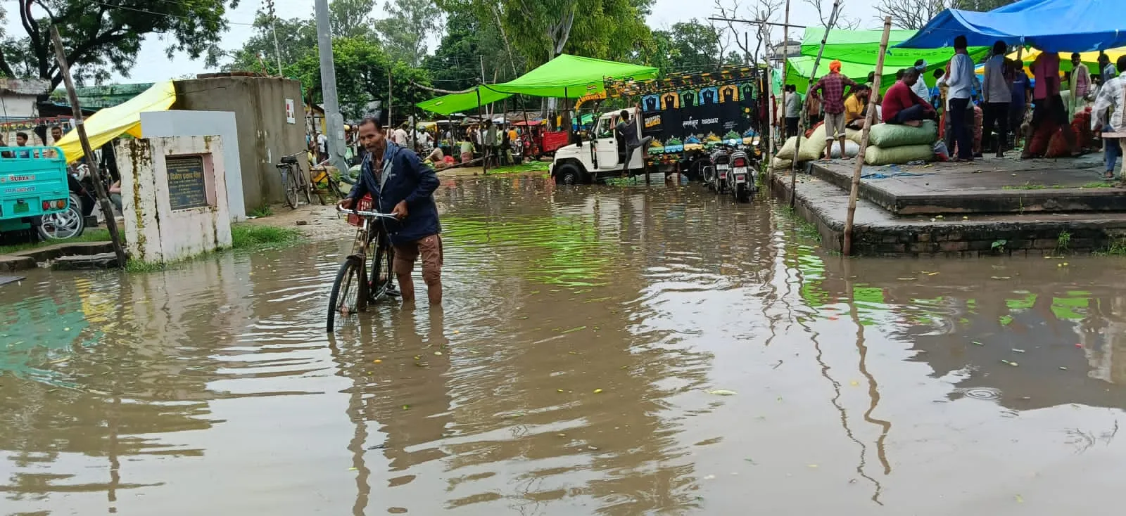 बारिश में सब्जी मंडी मे जलभराव की मार से बेहाल
