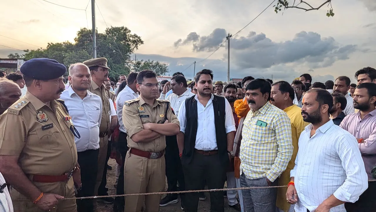 जिलाधिकारी एवं पुलिस अधीक्षक ने किया  सोन नदी किनारे बस्तियों का औचक निरीक्षण, लिया सुरक्षा एवं सतर्कता व्यवस्थाओं का  जायजा