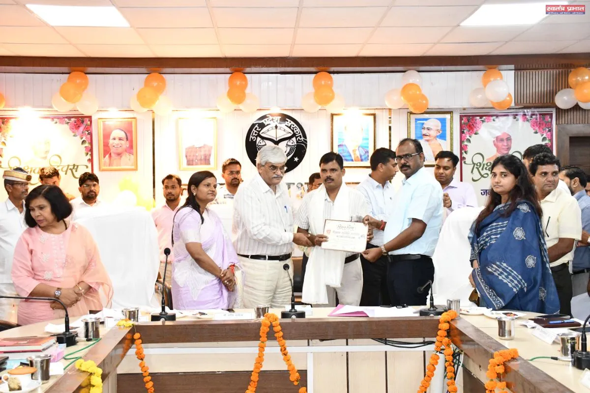 शिक्षक राष्ट्र और समाज की नींव, बच्चों के भविष्य निर्माण का पवित्र दायित्व: डीएम