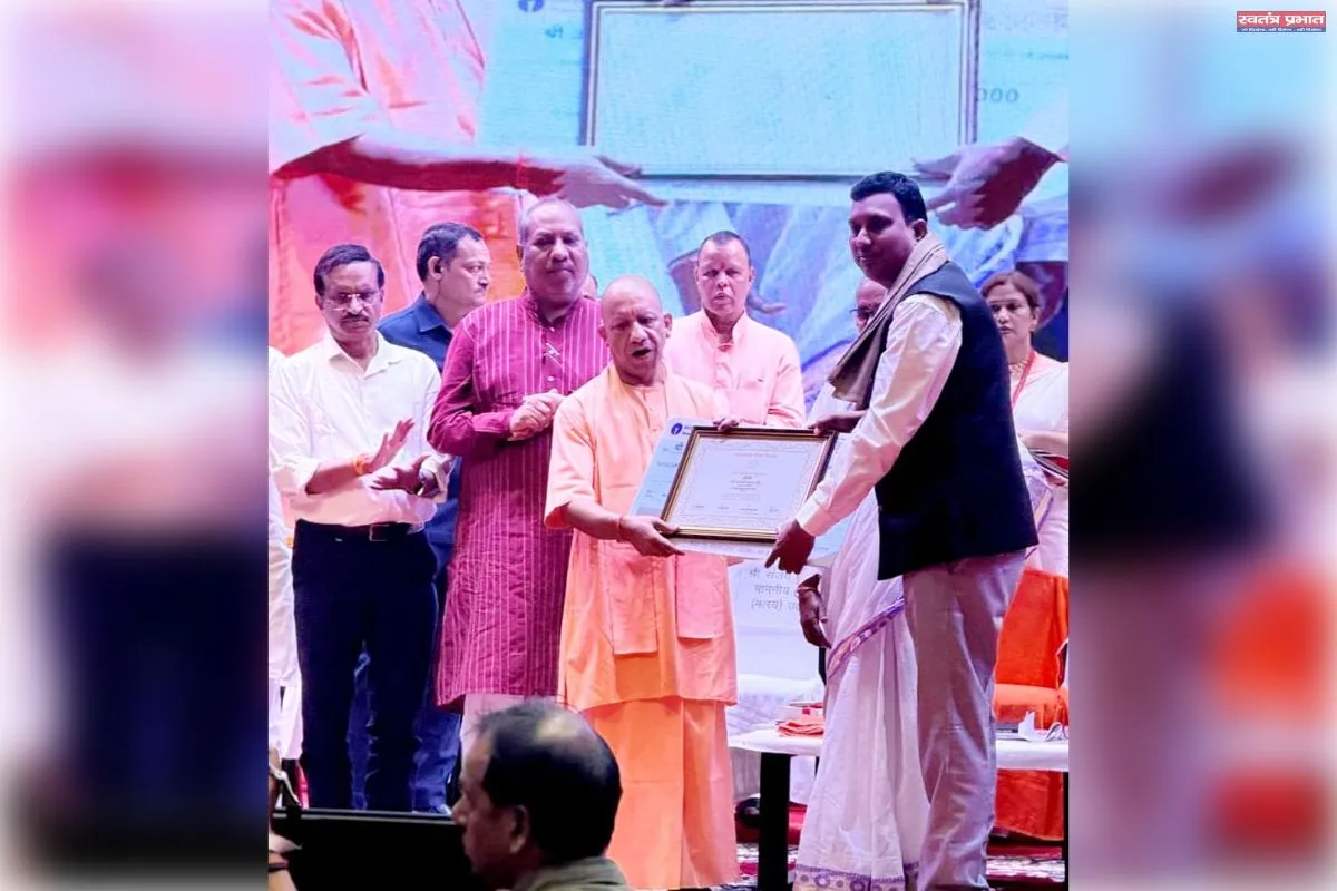 मुख्यमंत्री योगी आदित्यनाथ ने अश्वनी कुमार जैन को गोरखपुर में राज्य अध्यापक पुरस्कार से किया सम्मानित