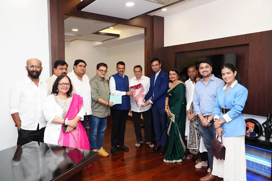भारत की ऑस्कर एंट्री 'गोंधल' का महाराष्ट्र के मुख्यमंत्री ने किया गर्मजोशी से स्वागत