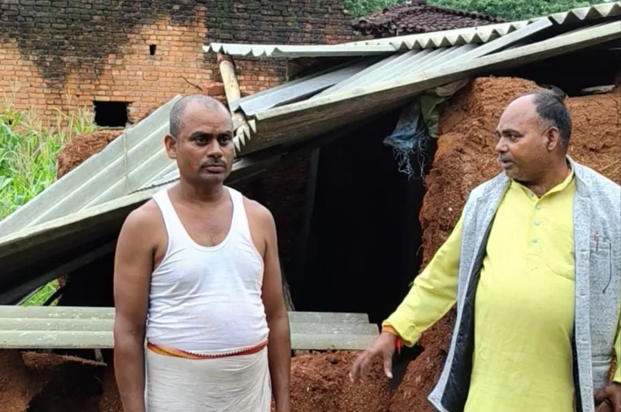जनपद में लगातार बारिश ने गरीब परिवार का आशियाना छीना, मिट्टी का घर भरभराकर गिरा