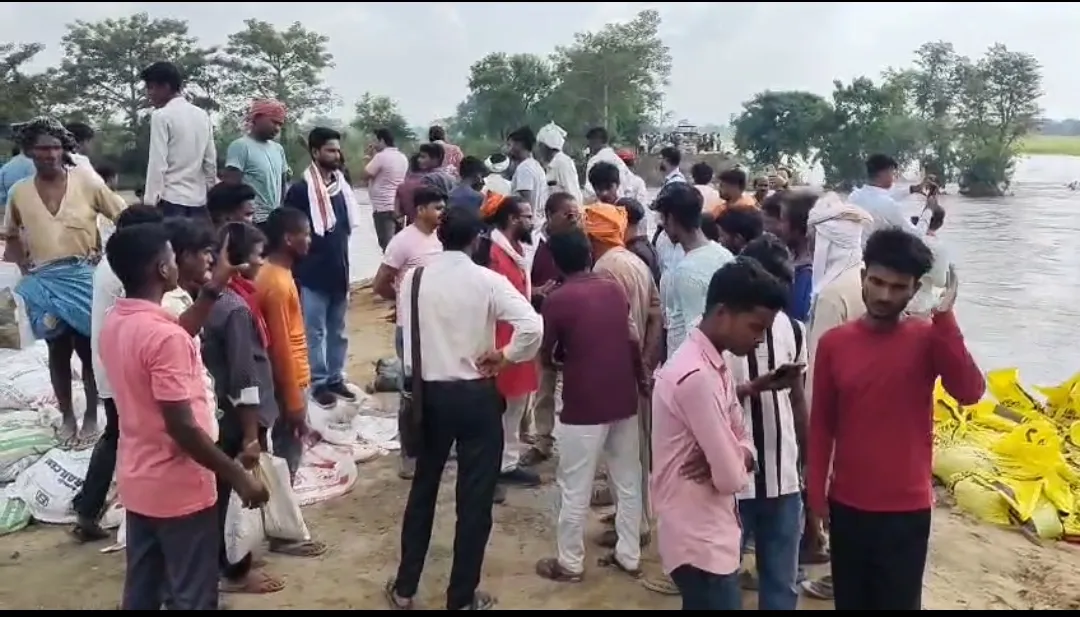 कुशीनगर : गंडक की बाढ़ ने मचाई तबाही, रात में टूटा एपी तटबंध
