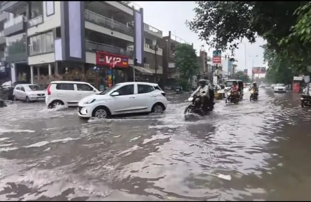 बारिश में जलमग्न हो जाती हैं सड़कें, जलनिकासी व्यवस्था की खुलती है पोल