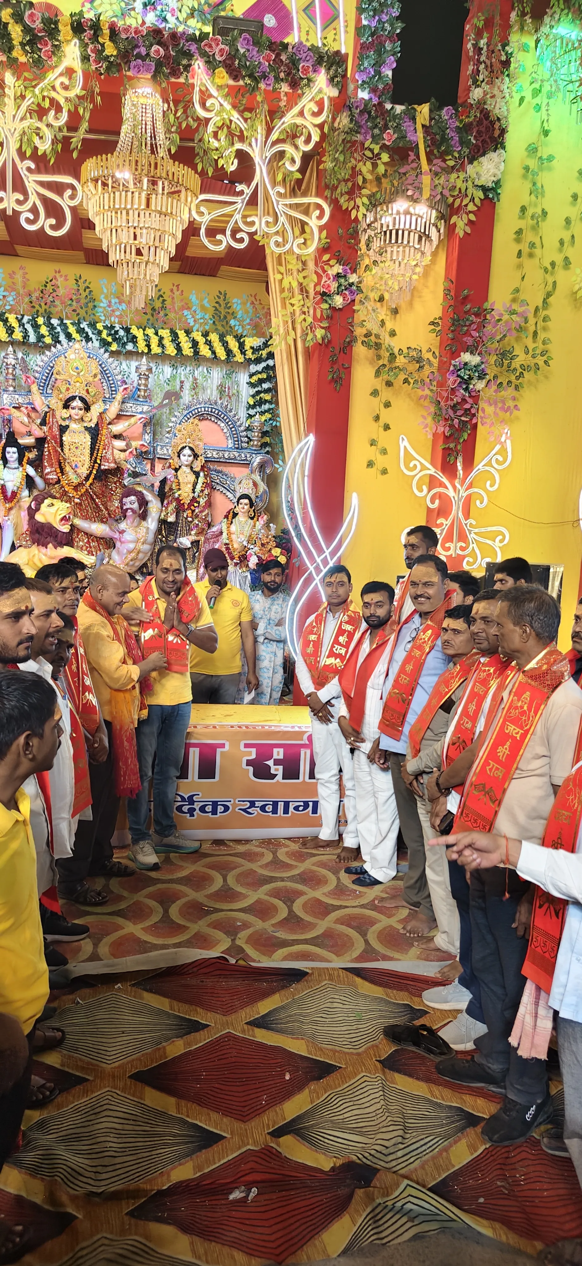 अंबेडकर चौराहे पर मां जगदंबिका की महाआरती में उमड़ा श्रद्धालुओं का सैलाब