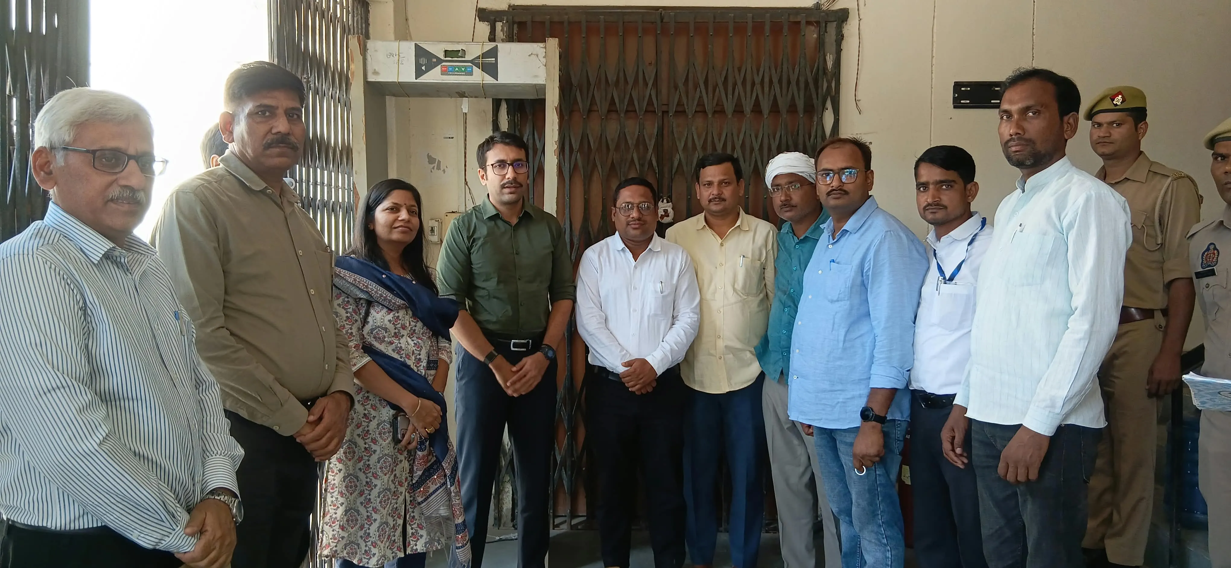 डीएम ने ईवीएम-वीवीपैट वेयर हाउस की सुरक्षा व्यवस्था का किया निरीक्षण
