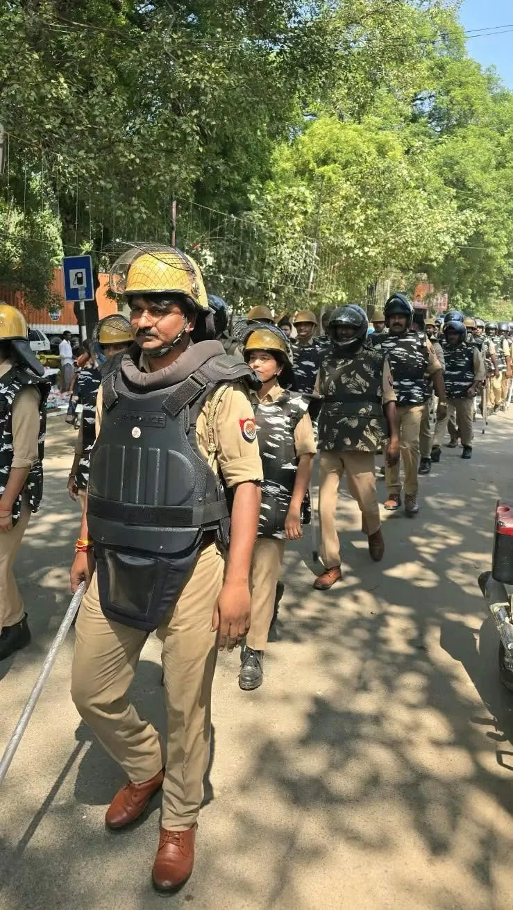 नवरात्र के दृष्टिगत शांति, सुरक्षा एवं कानून व्यवस्था बनाये रखने हेतु थाना बाजार शुक्ल पुलिस द्वारा थानाक्षेत्र में पुलिस बल के साथ फ्लैग मार्च किया गया