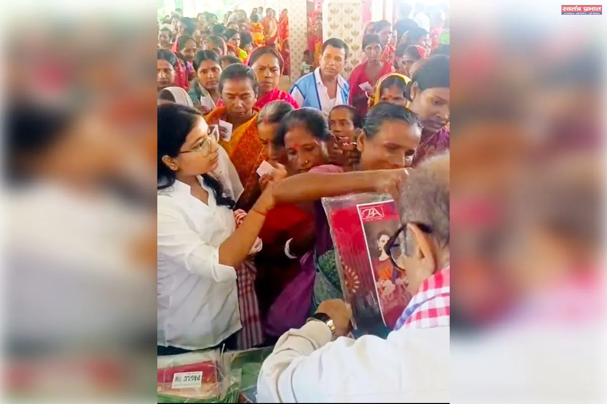 शारदीय दुर्गोत्सव से पहले लायंस क्लब सेंचुरियन और आनंदपुर कालीमाता मंदिर समिति की पहल, 500 से अधिक जरूरतमंदों में वस्त्र वितरण