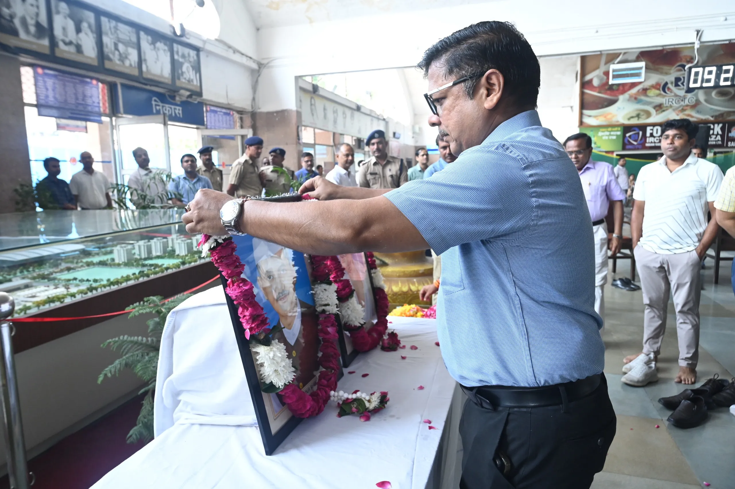 प्रयागराज जंक्शन पर स्वच्छता शपथ एवं जागरूकता कार्यक्रम आयोजित