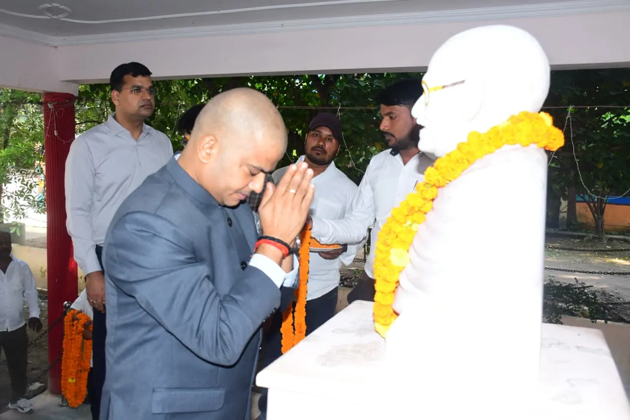 जिलाधिकारी ने  महात्मा गांधी एवं लाल बहादुर शास्त्री  के चित्र पर माल्यार्पण करते हुए नमन किया