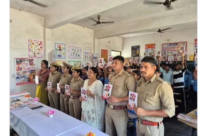 छात्राओं को पाक्सो एक्ट साइबर फ्राड से बचाओ की जानकारी दी