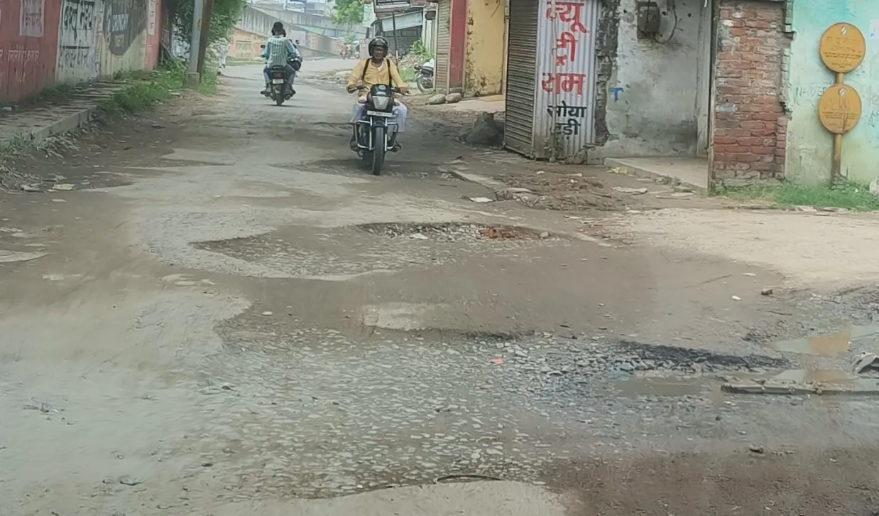 रामादेवी पुल के नीचे सनिगवां रोड पर‘गड्ढों का जाल’, रोज हजारों राहगीरों की जान जोखिम में