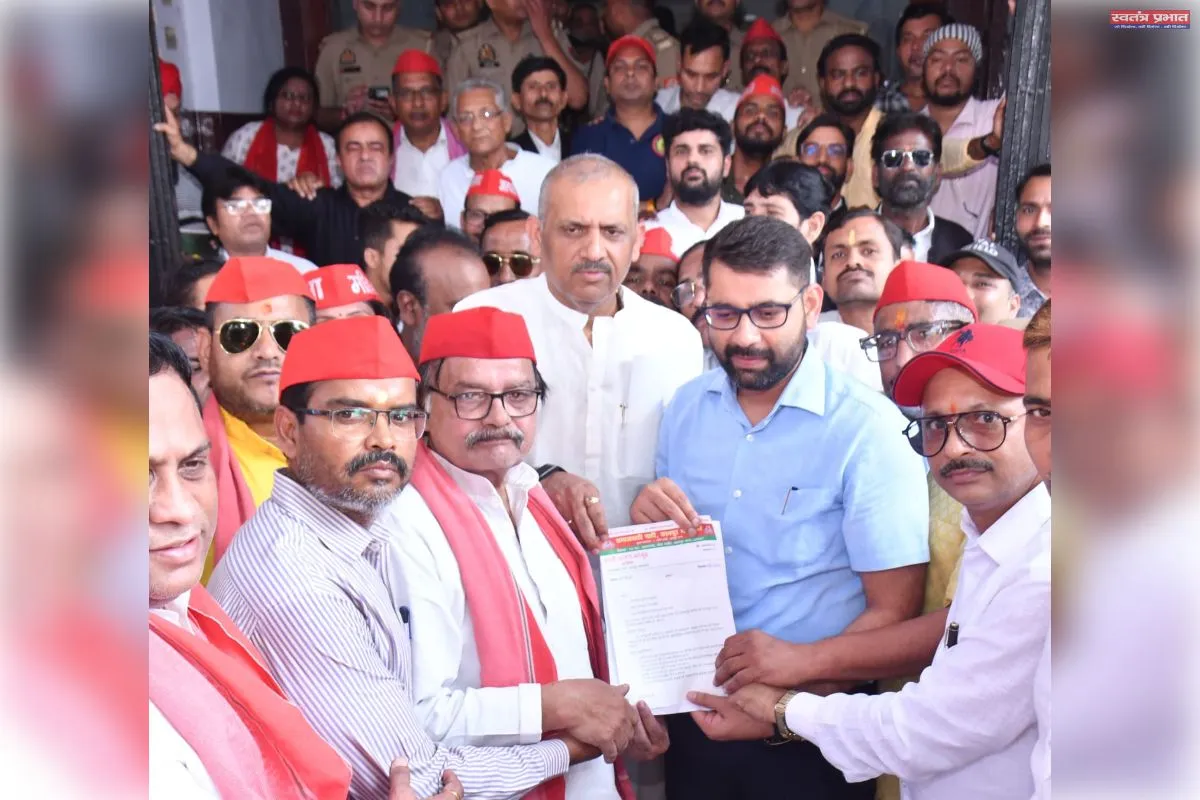 कानपुर में कलेक्ट्रेट पर सपाइयों का हल्लाबोल, CEC पर गंभीर आरोप लगाकर राष्ट्रपति के नाम सौंपा ज्ञापन