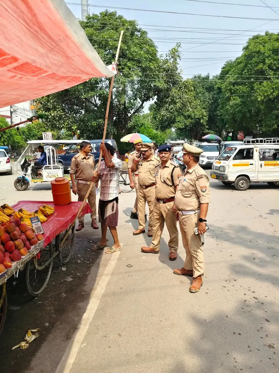छपेड़ा पुलिया पर यातायात पुलिस का चला अभियान, अवैध अतिक्रमण हटाया