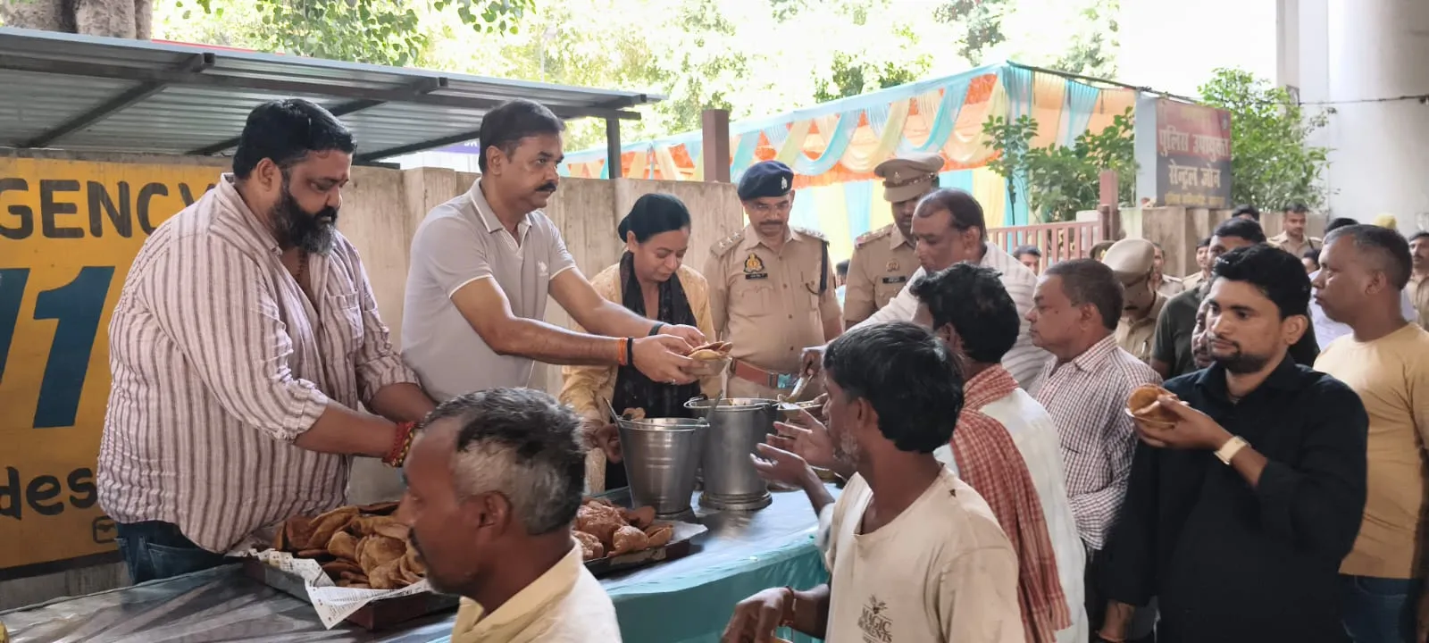 नवरात्रि की नवमी पर पुलिस अधिकारियों ने बांटा प्रसाद, सेवा और सद्भाव का दिया संदेश