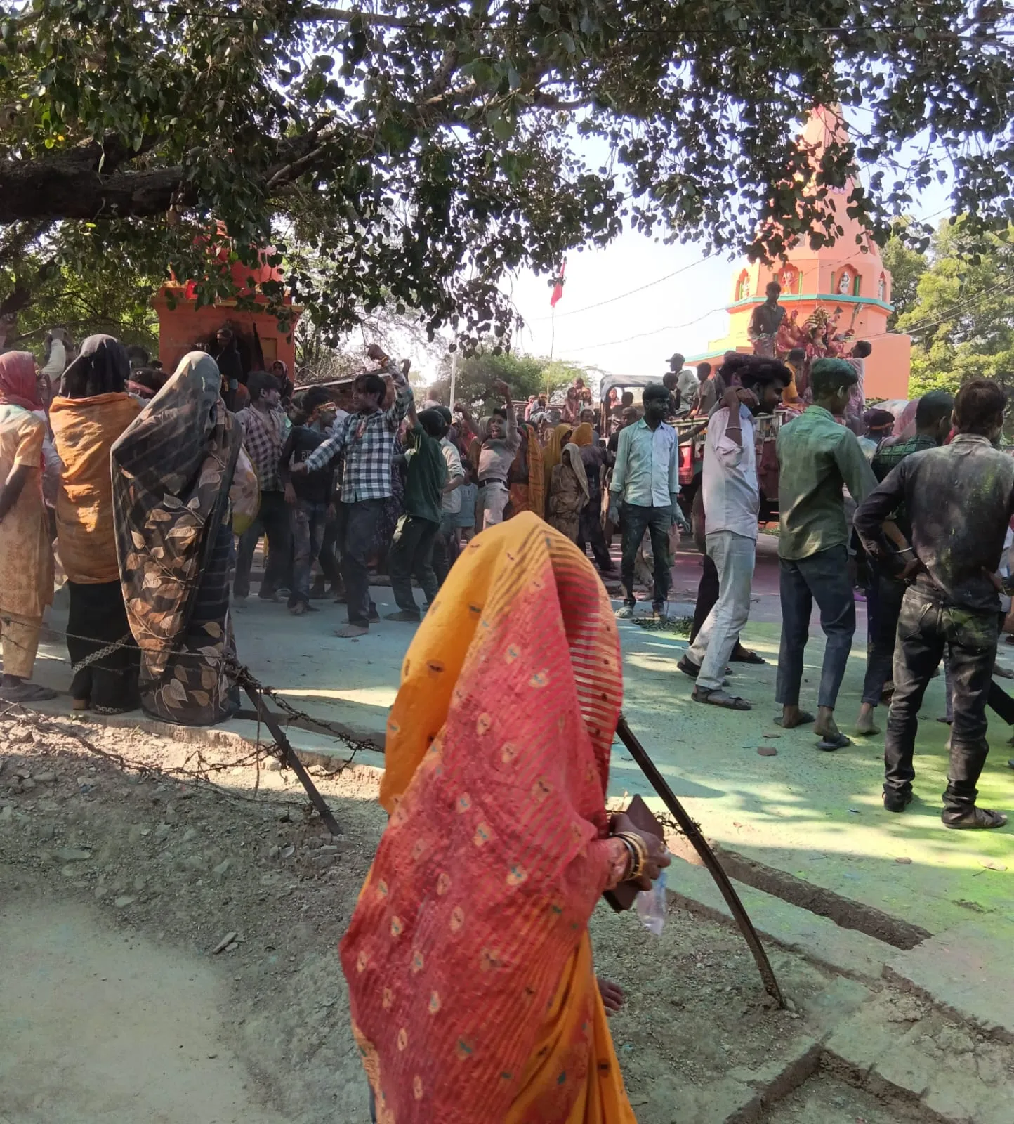मां की विदाई पर नम हुई आंखें, गूंजे जयकारे, सिधौल में तालाब में हुआ बिसर्जन