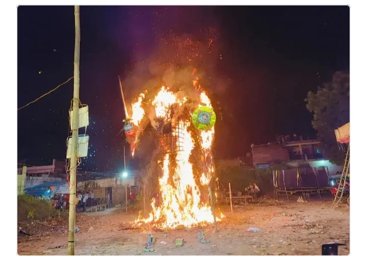 घाटमपुर में रात दस बजे 25 फ़ीट रावण का दहन