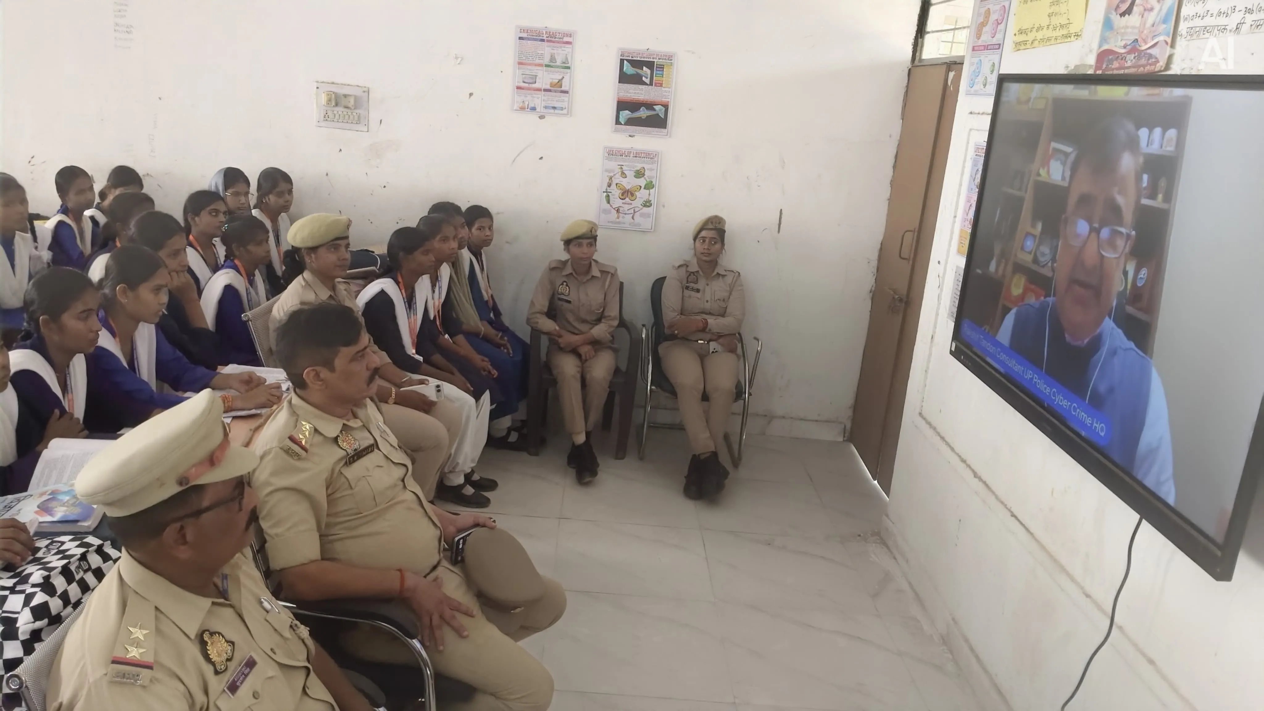 साइबर ठगी से बचाव का पाठ पढ़ा रही पुलिस, मिशन शक्ति के तहत छात्र-छात्राओं को किया जागरूक
