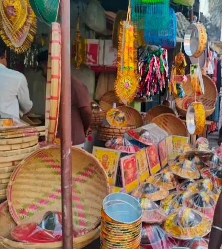 करवा चौथ की रौनक, बाजार गुलजार सुहागिनों में उत्साह, खरीदारी को उमड़ीं महिलाएं