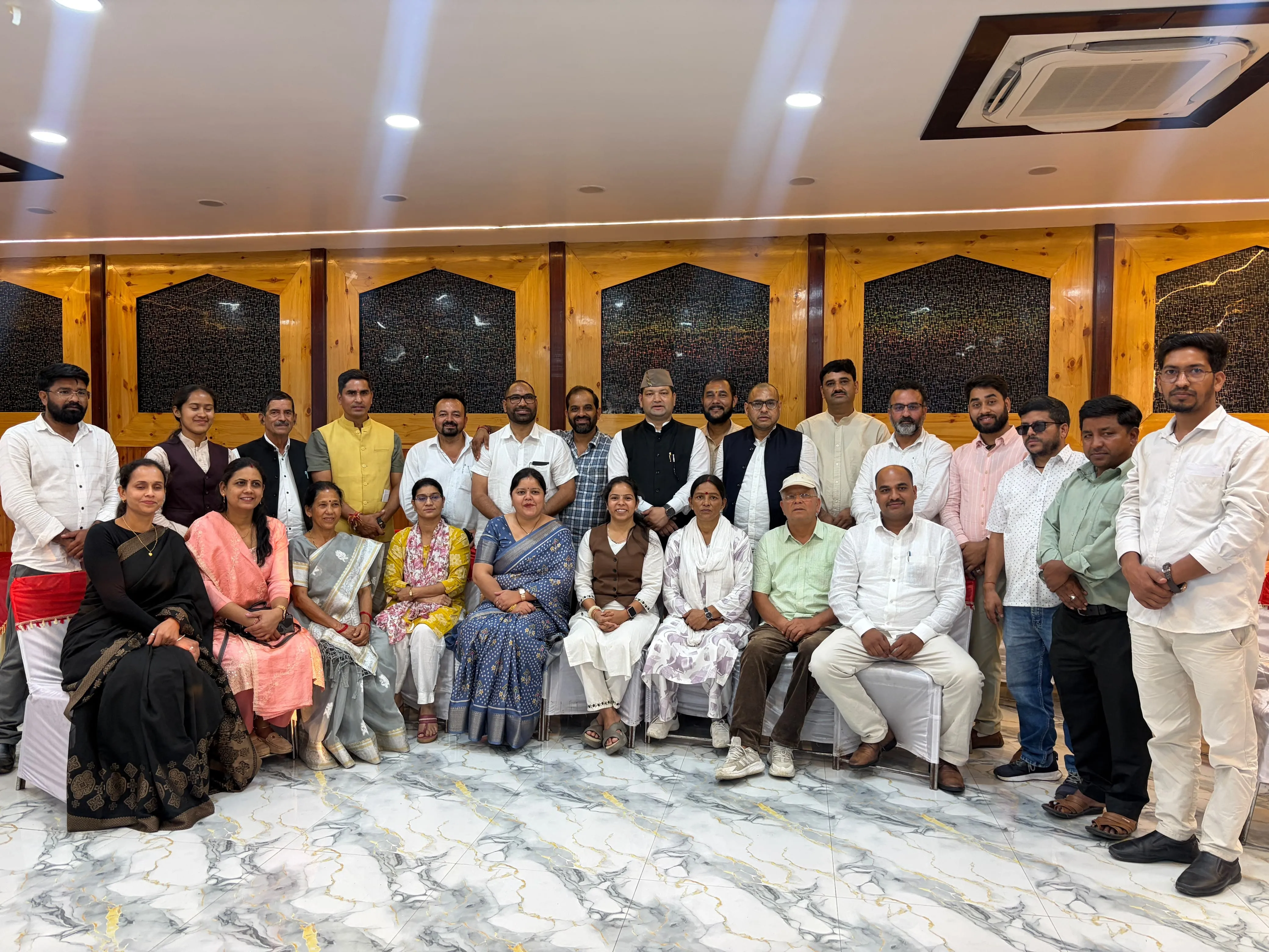 इटवा में राष्टीय स्वास्थ्य मिशन कर्मचारी ने काली पट्टी बांध किया विरोध प्रदर्शन, सौंपा ज्ञापन