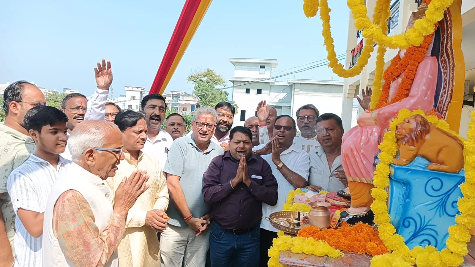 महाराजा अग्रसेन जयंती पर प्रतिमा पर किया माल्यार्पण