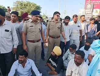 धान खरीद में अव्यवस्था पर भड़के किसान, हाईवे जाम कर किया प्रदर्शन