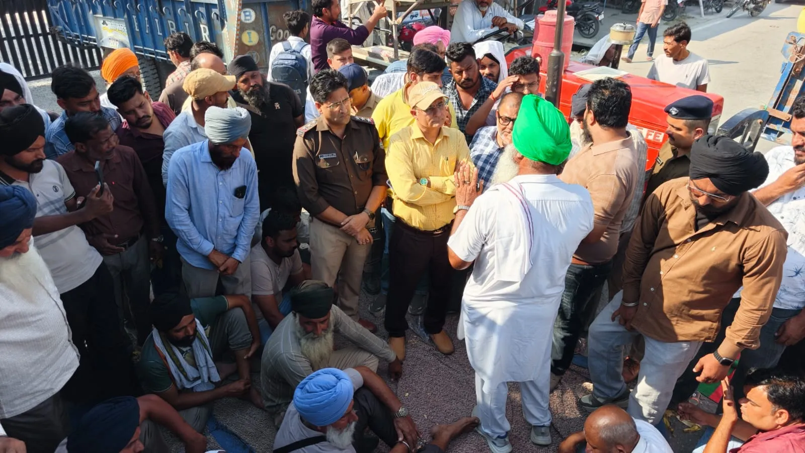 धान खरीद नहीं होने पर किसानों का गुस्सा फूटा, पांच घंटे पीलीभीत हाईवे जाम