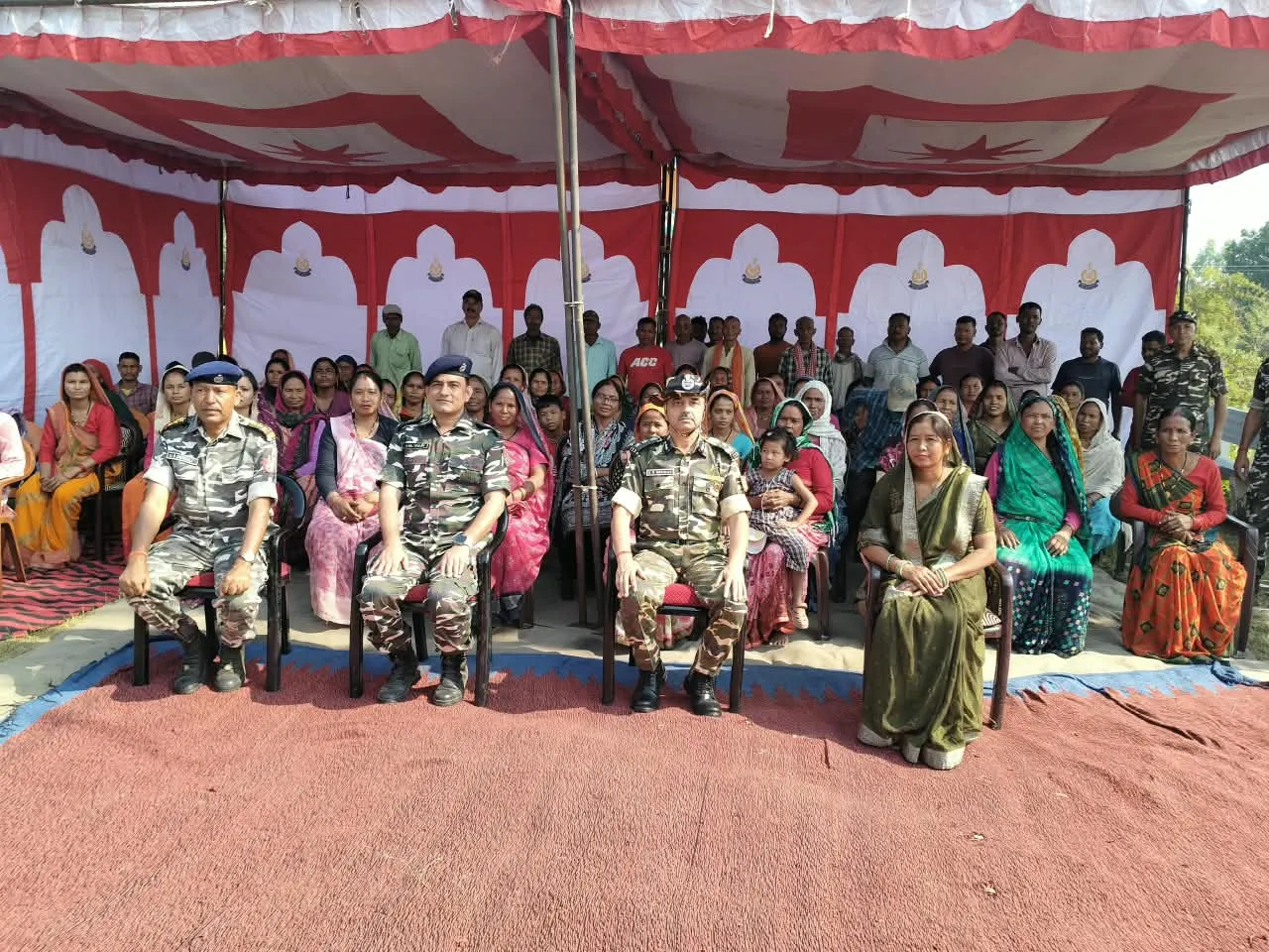 वाइब्रेंट विलेज कुमराहा में एसएसबी ने वितरित की कुर्सियां और मेजें