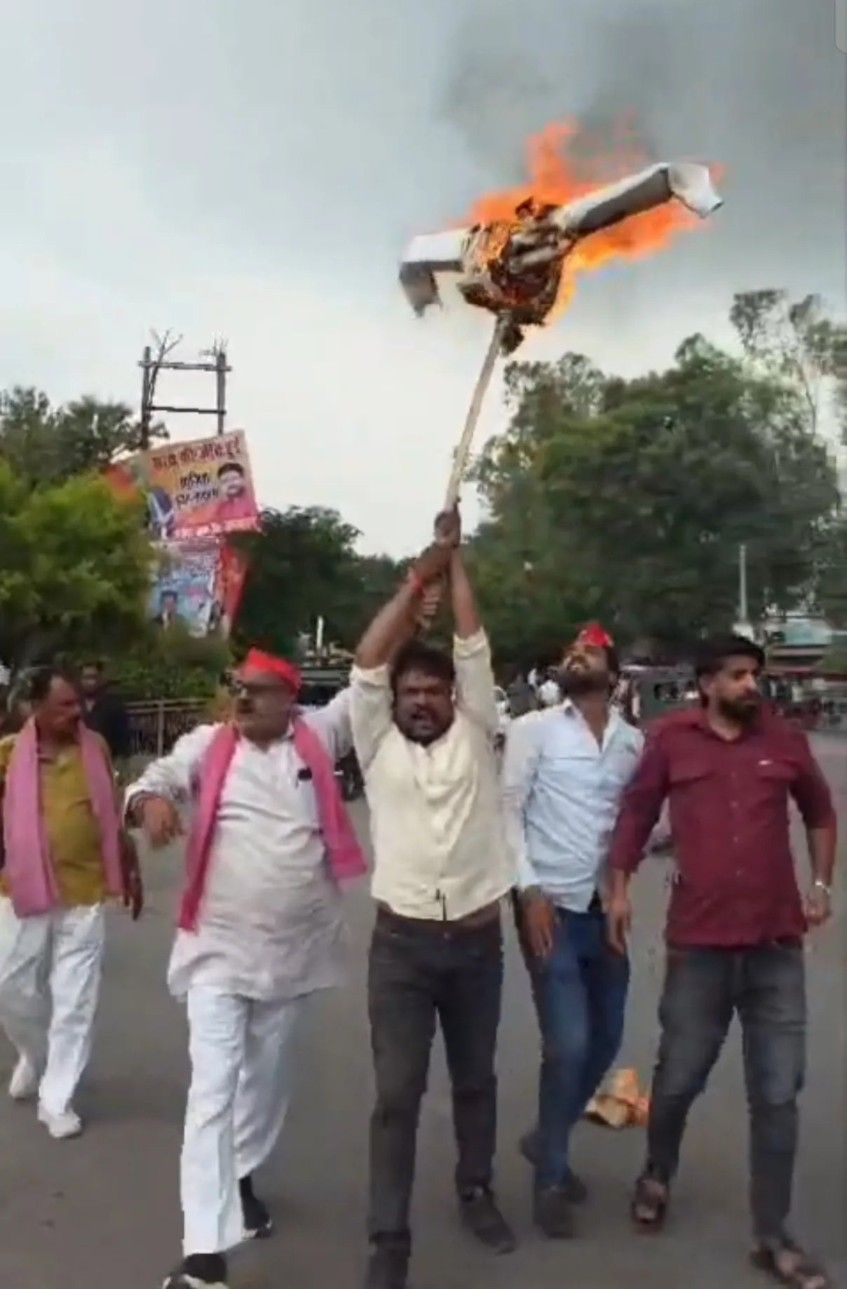 हाउस अरेस्ट के बीच अम्बेडकर चौराहे पर फूंका मुख्य चुनाव आयुक्त का पुतला