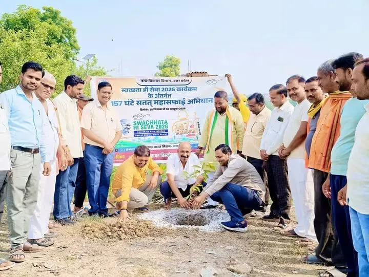 बिस्कोहर नगर पंचायत  परिसर  में  महात्मा गांधी  और लाल बहादुर शास्त्री  की  जयंती पर किया वृक्षारोपण : अध्यक्ष और ईओ ने दिया पर्यावरण बचाने का संदेश