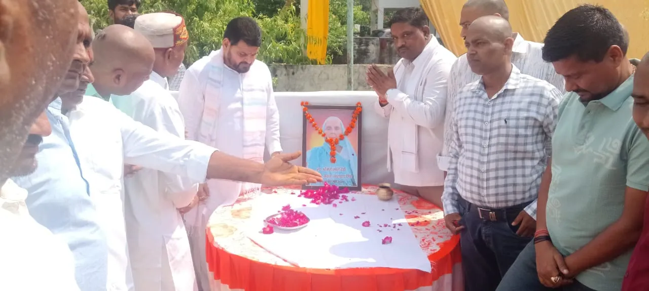 पूर्व सांसद बृजभूषण शरण सिंह ,गजेंद्र  सिंह के माता की  बरखी कार्यक्रम में पहुंच कर हुए शामिल