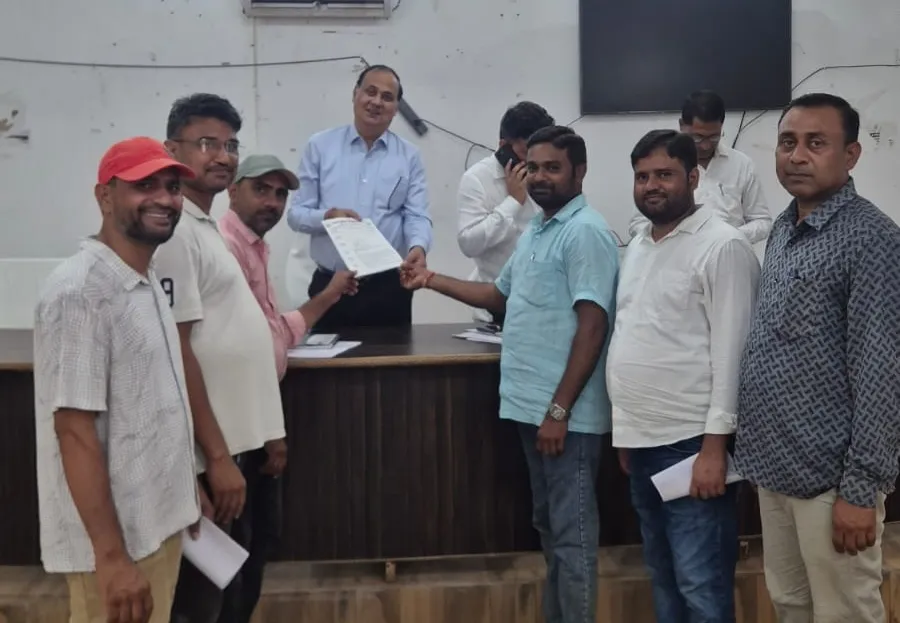 इटवा में लेखपाल संघ आठ सूत्रीय ज्ञापन मुख्यमंत्री के नाम उपजिलाधिकारी को  सौंपा