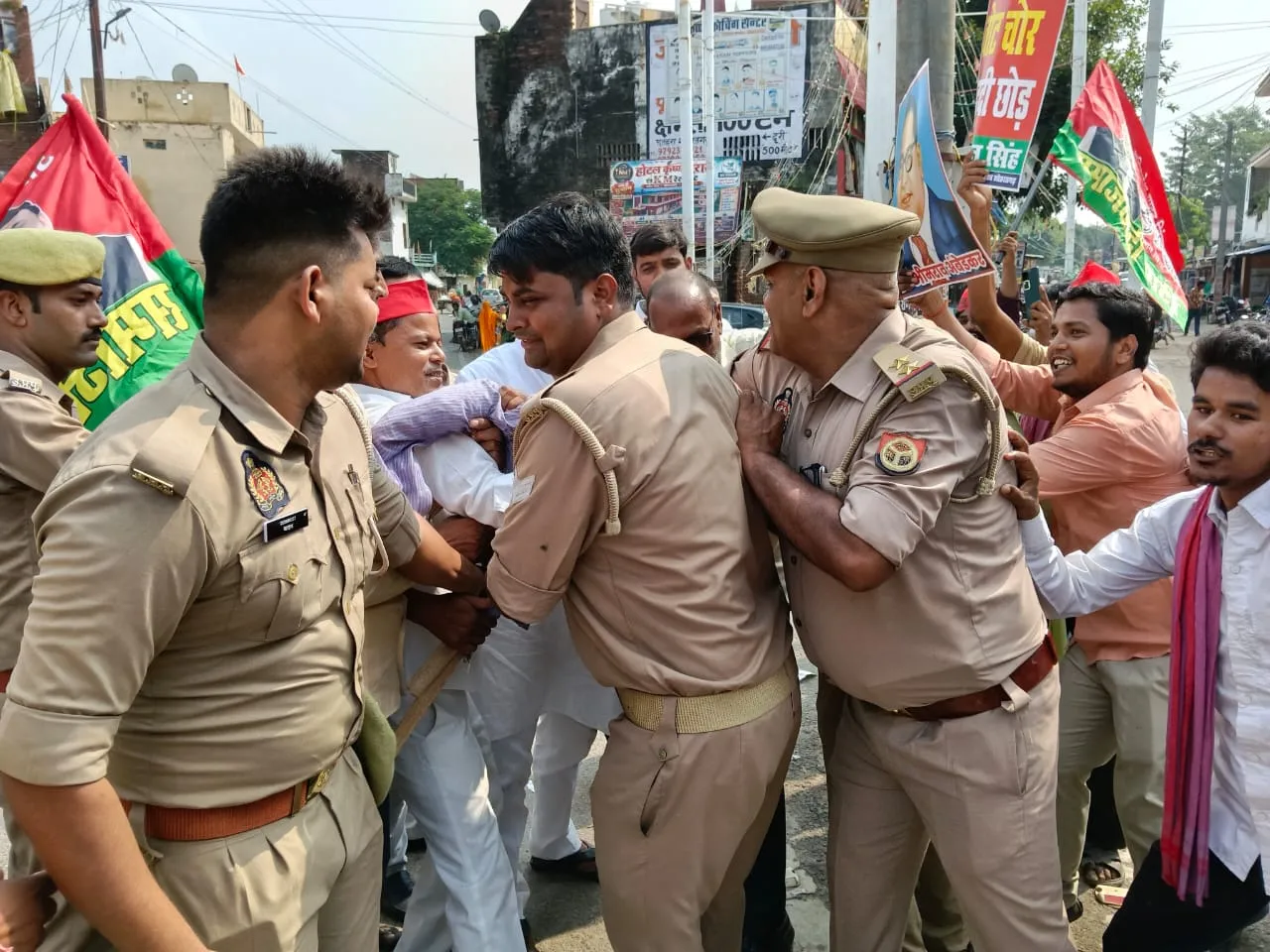 सपा कार्यकर्ताओं ने किया प्रदर्शन,  मुख्य चुनाव आयुक्त ज्ञानेश कुमार का पूतला फूंका