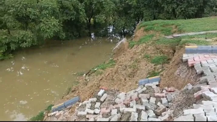 बाढ़ के पानी के चलते पेट्रोल पंप का बाउंड्रीवॉल गिरा
