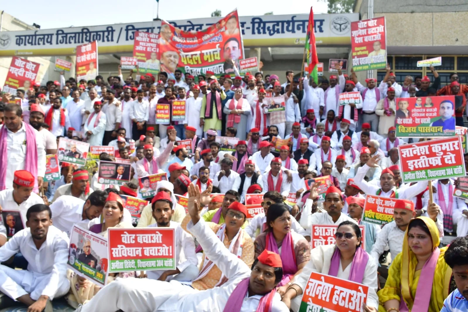 सपा ने मुख्य चुनाव आयुक्त ज्ञानेश कुमार के खिलाफ  प्रदर्शन कर की बर्खास्तगी की मांग
