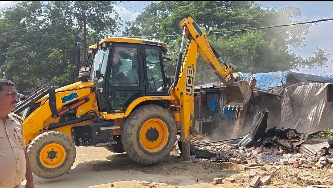 सिद्धार्थनगरः उसका बाजार रेलवे स्टेशन के पास अवैध दुकानों पर चला रेलवे प्रशासन का बुल्डोजर