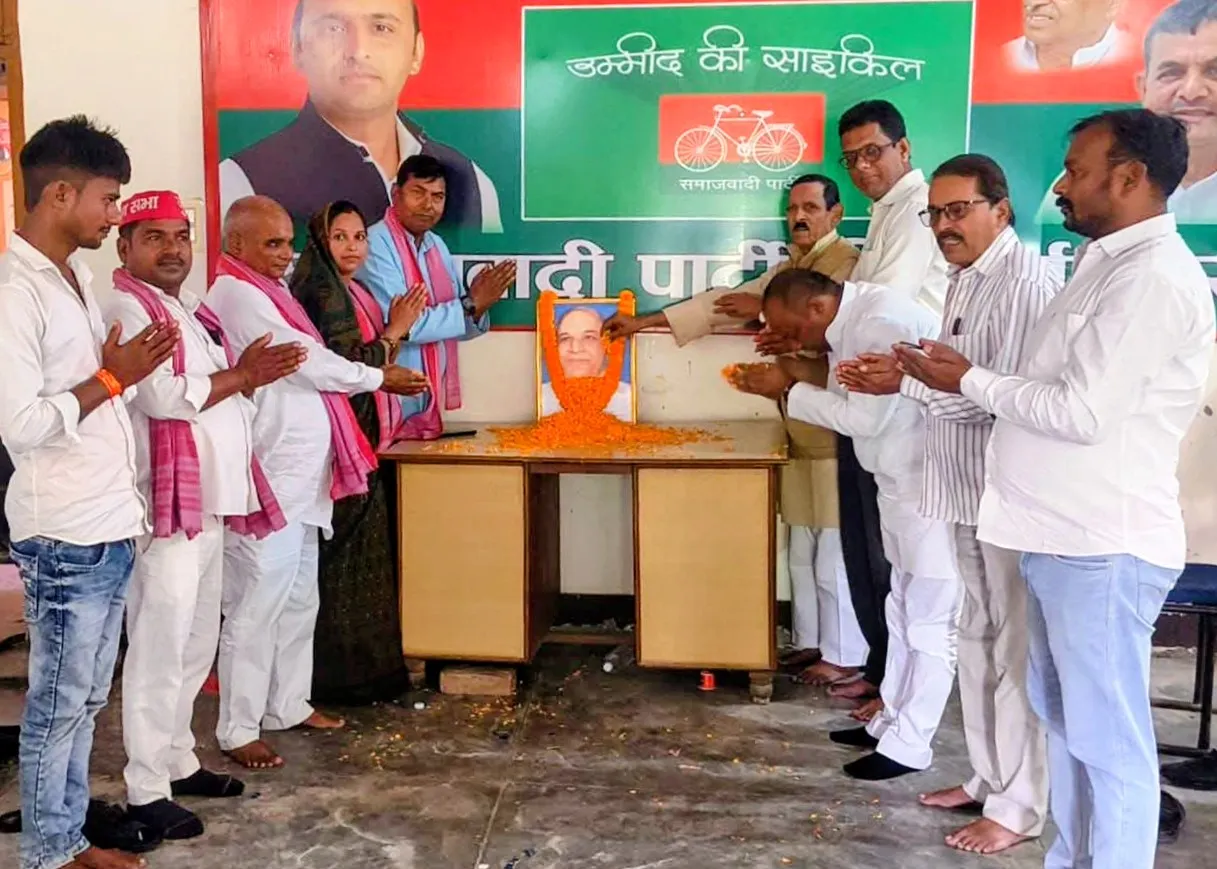 सपा कार्यालय में मनाई गई कांशीराम की पुण्यतिथि, दी गई श्रद्धांजलि