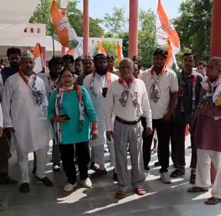 शोहरतगढ़ में कांग्रेसियों  ने विरोध प्रदर्शन कर एसडीएम को ज्ञापन सौंपा