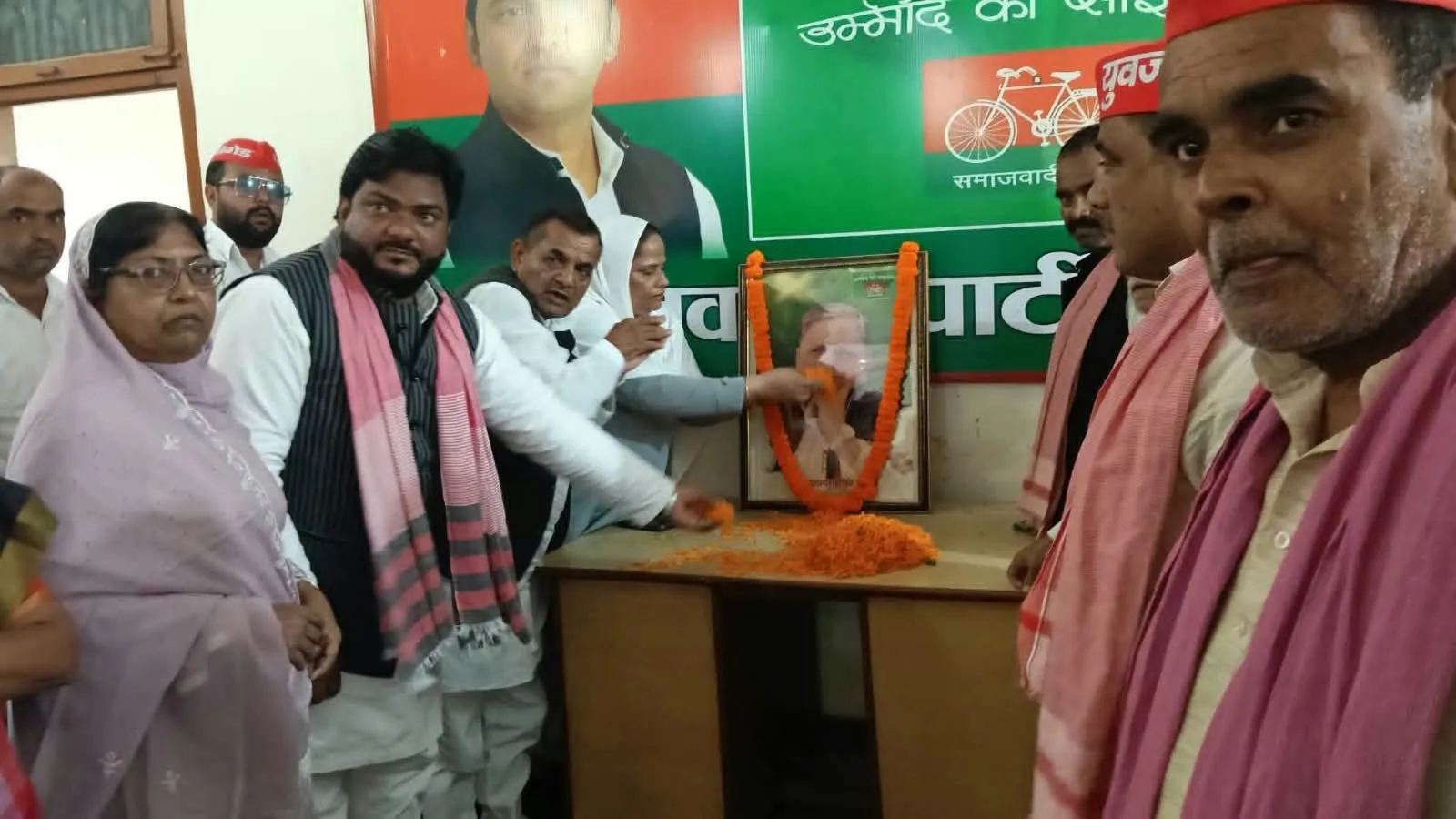 पुण्यतिथि पर सपाईयों ने दी मुलायम सिंह यादव को श्रद्धांजलि
