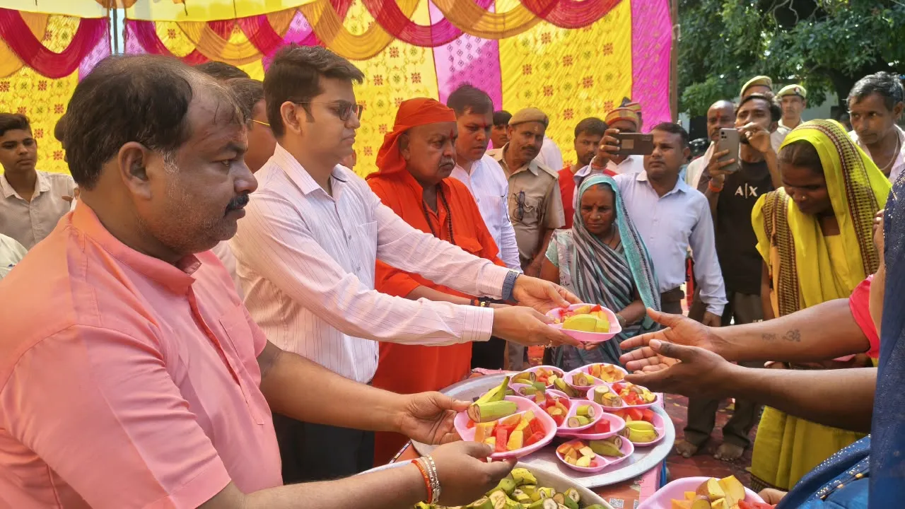 शक्तिपीठ मां पल्टादेवी  के  दर्शन कर  जिलाधिकारी ने भक्तों में बांटा प्रसाद