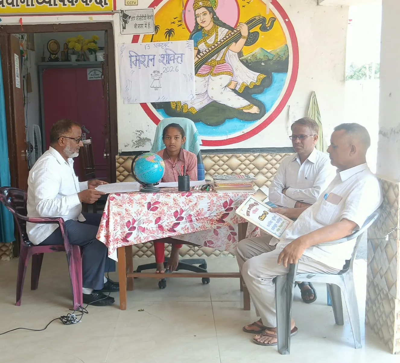 एक दिन की प्रधानाध्यापक बनी शिवानी ने परखी व्यवस्था