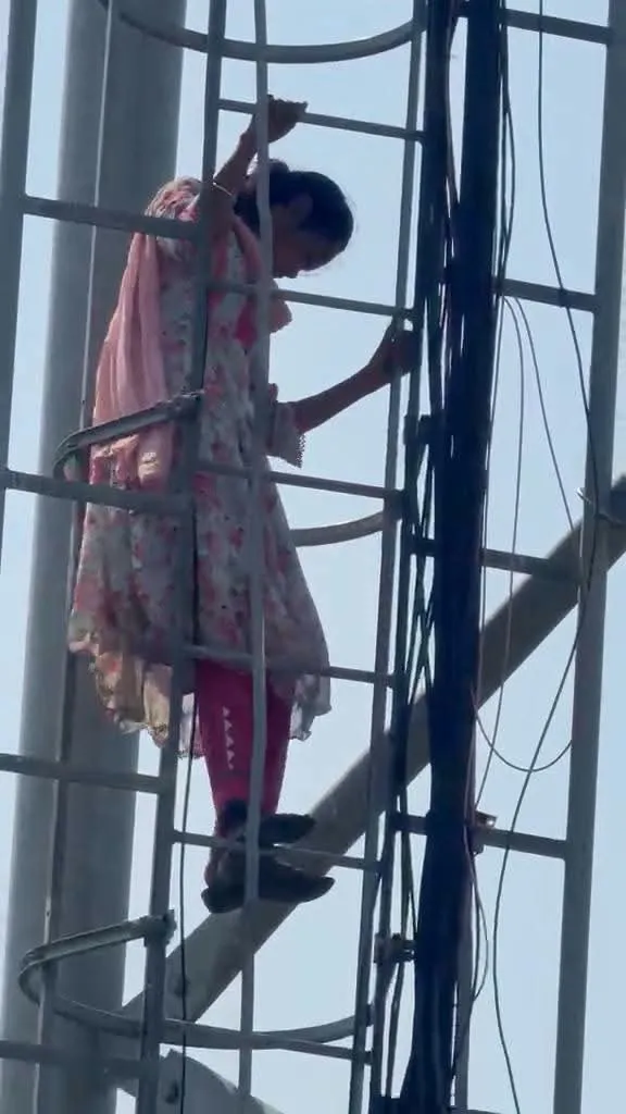 सिद्धार्थनगर ;  प्रेमी से मिलने के जिद पर मोबाइल टावर पर चढ़ी किशोरी, घंटों चला हाई वोल्टेज ड्रामा
