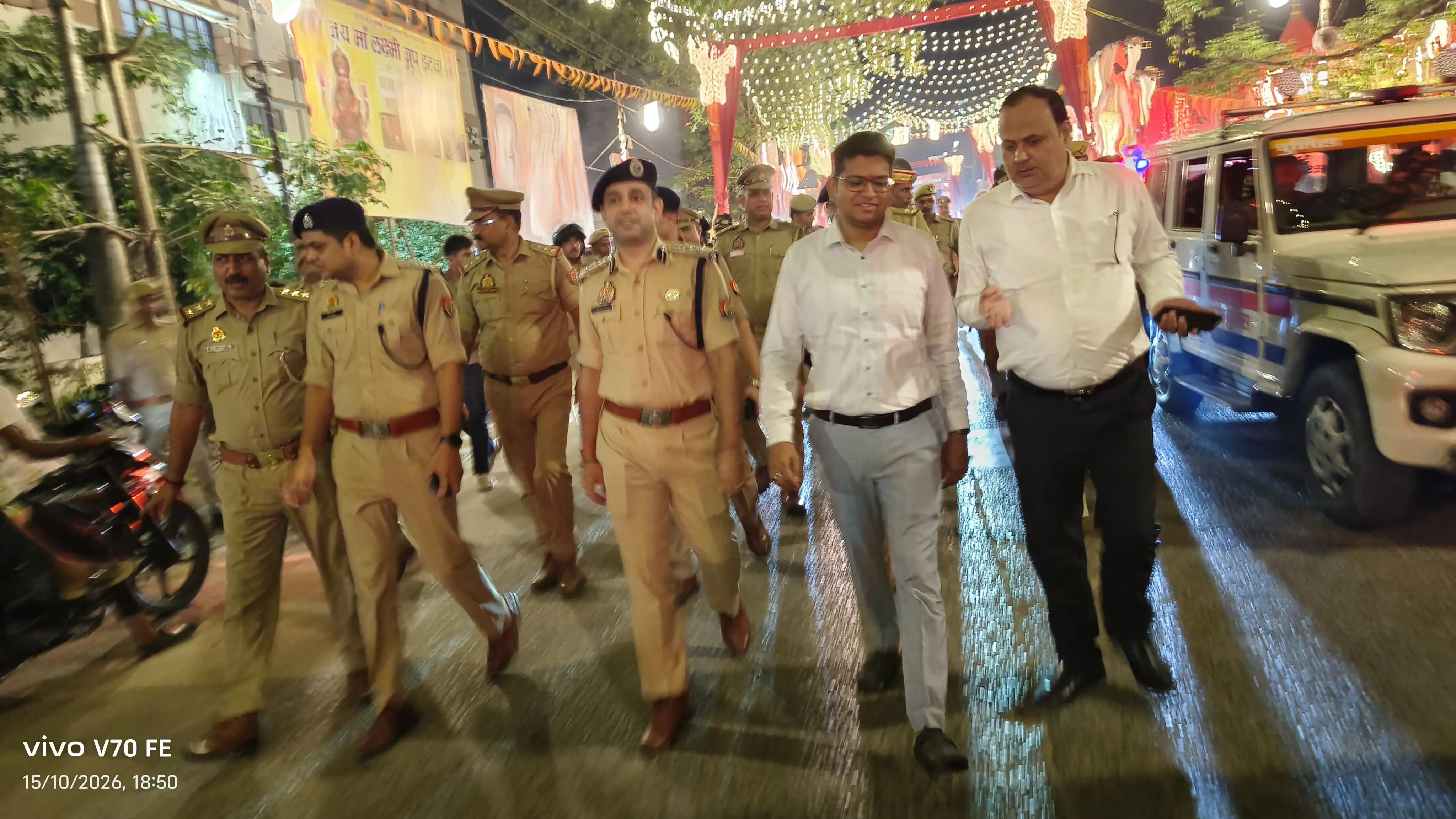 दुर्गा पूजा दशहरा को लेकर प्रशासन अलर्ट, डीएम-एसएसपी ने किया पैदल ग्रस्त