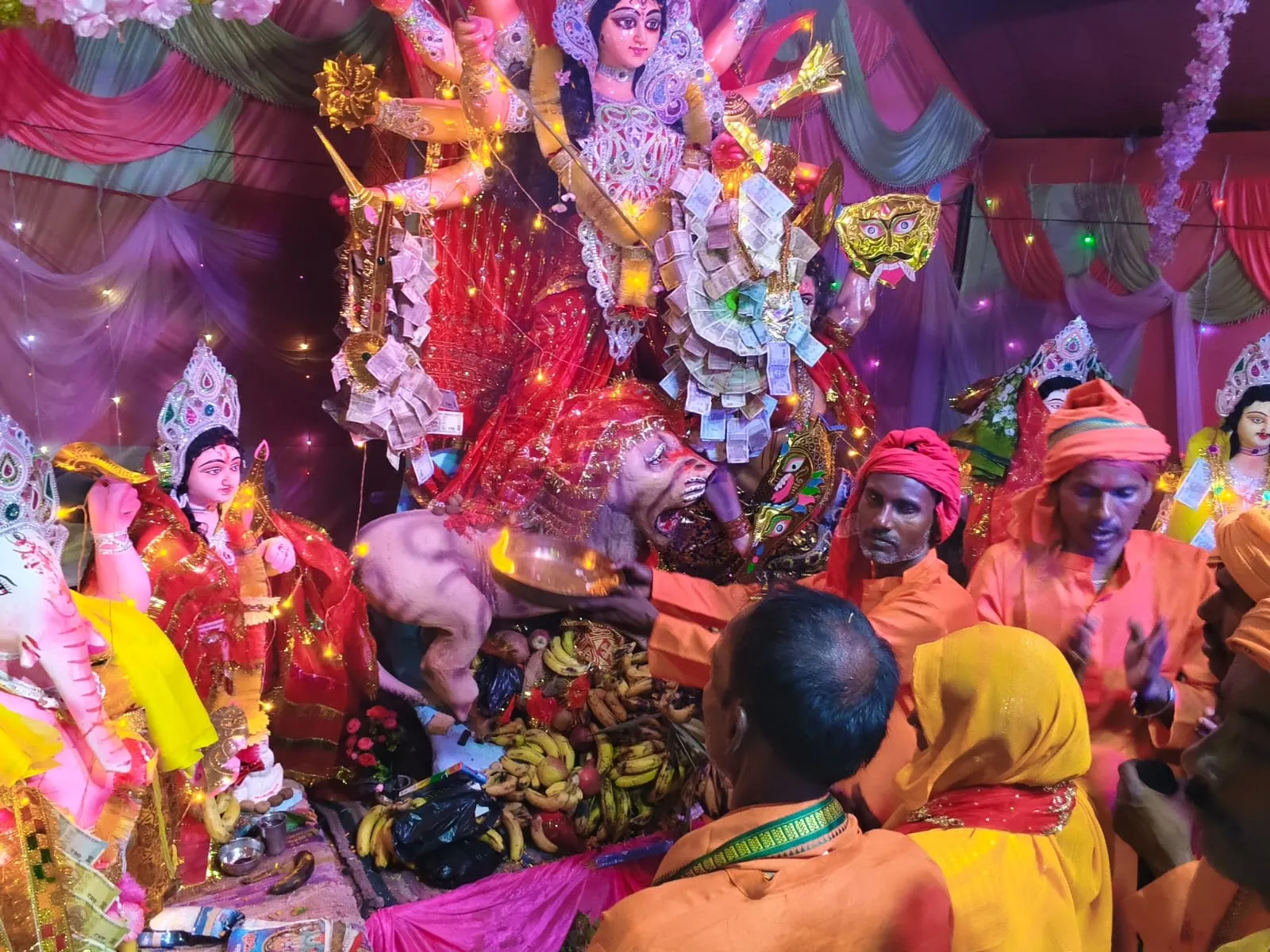 मां  का  पट खुलते ही उमड़ी श्रद्धालुओं की भीड़