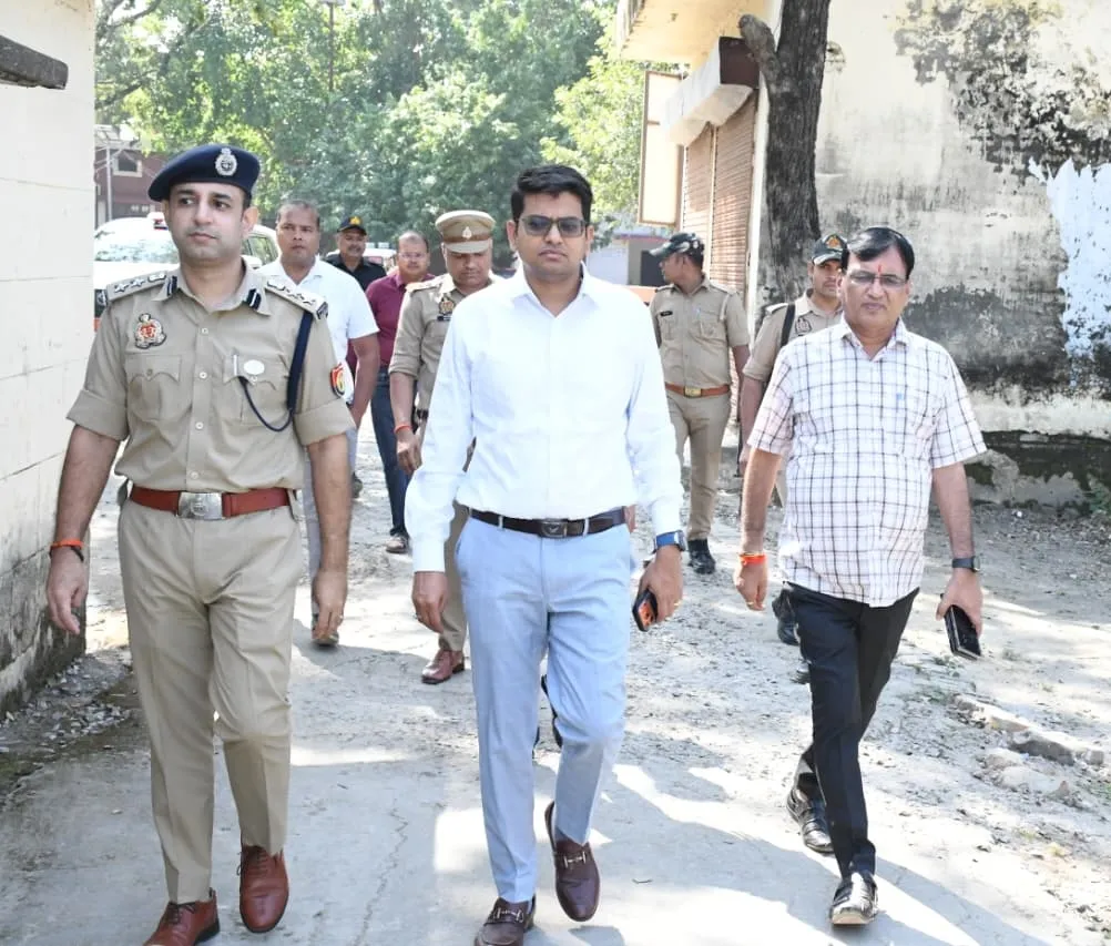 शिक्षक एमएलसी चुनाव को लेकर डीएम - एसएसपी ने किया मतदान केंद्र का निरीक्षण, दिए निर्देश