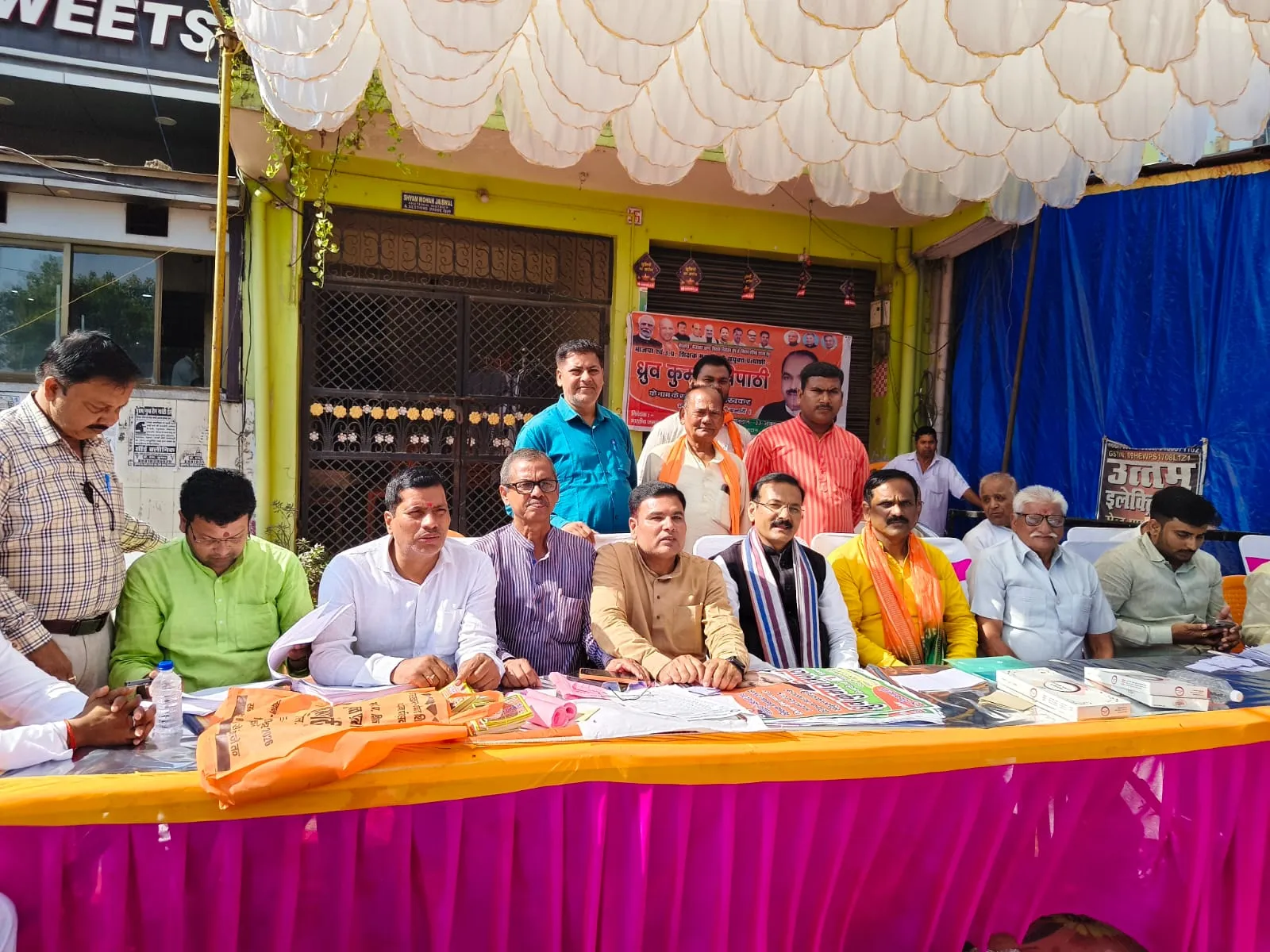 भाजपा जिलाध्यक्ष दीपक मौर्या ने विभिन्न मतदान केंद्रों का किया निरीक्षण